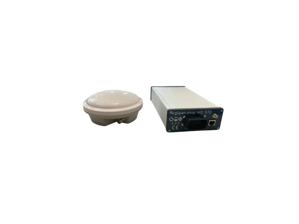 AgOpenGPS AIO vezérlődoboz és fehér GNSS antenna fekete háttér előtt