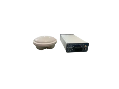 AgOpenGPS AIO vezérlődoboz és fehér GNSS antenna fekete háttér előtt