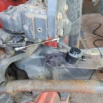 Kerékszögszenzor konzolja és összekötő rúdja traktor első tengelyén