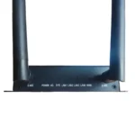 A 4G ipari router előlapja állapotjelző LED-ekkel és 2,4 GHz-es antennákkal