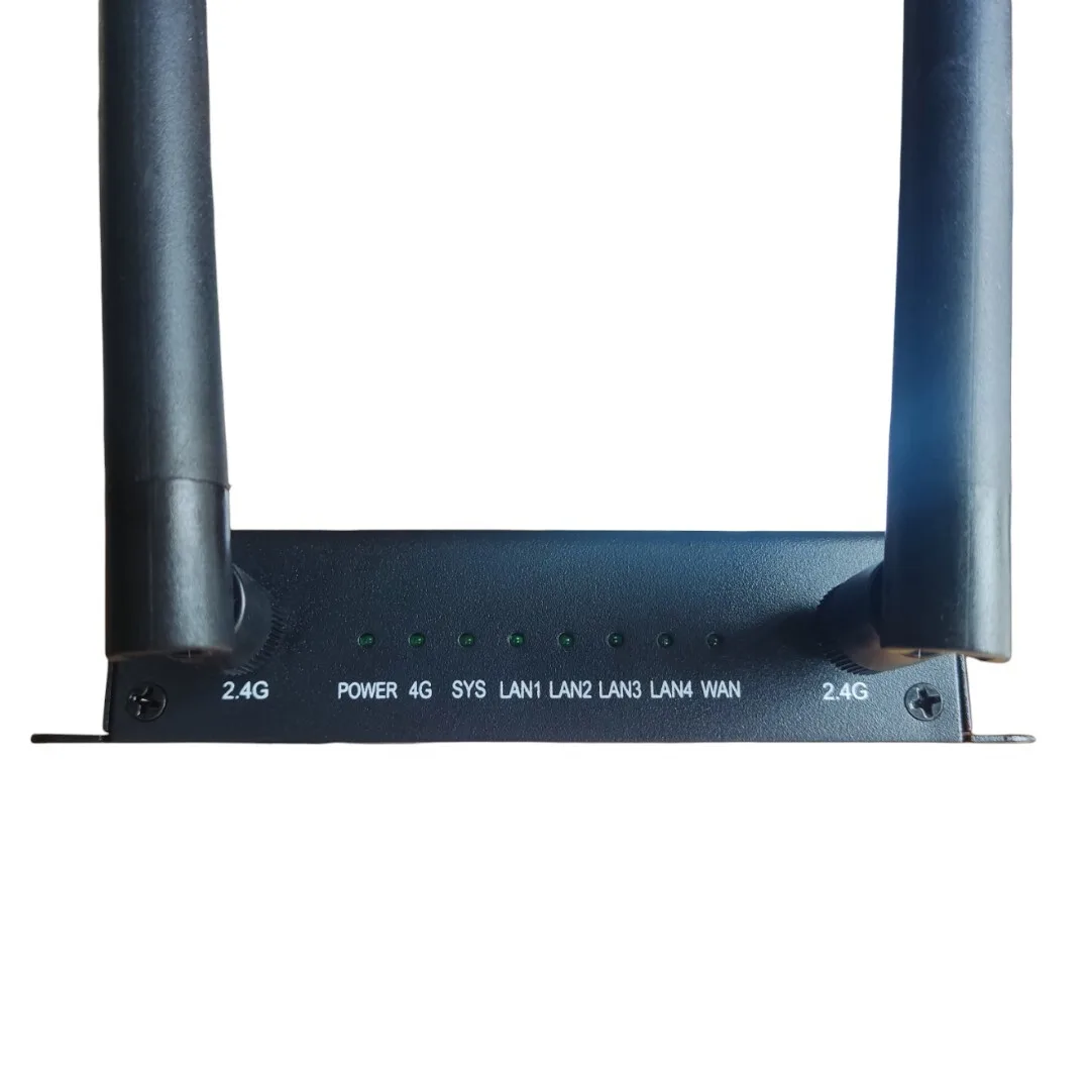 A 4G ipari router előlapja állapotjelző LED-ekkel és 2,4 GHz-es antennákkal