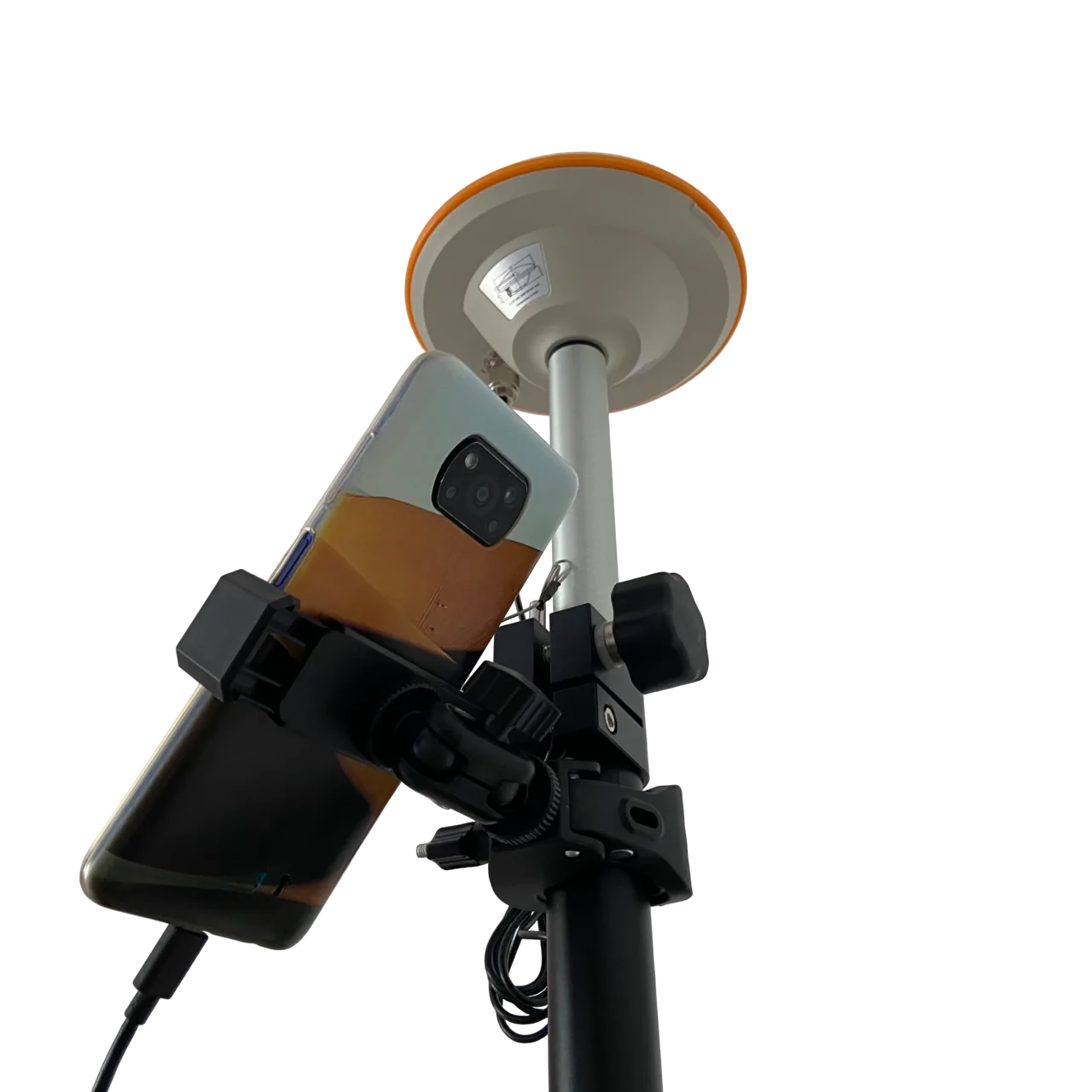 Az RTK területmérő bot teteje GNSS antennával és tartóba tett telefonnal