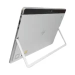 Ezüst tablet fém kitámasztón állva, hátulnézetből