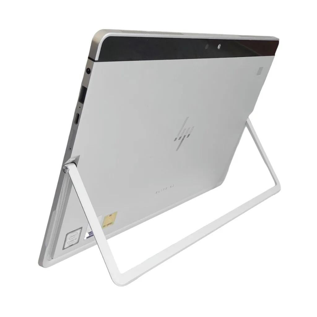 Ezüst tablet fém kitámasztón állva, hátulnézetből