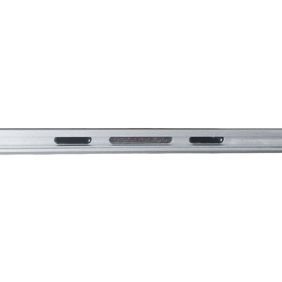 A tablet széle az USB- és SIM-csatlakozókkal