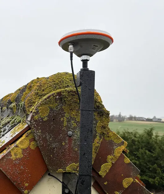 Tetőn, rúdra szerelt RTK GNSS bázisantenna